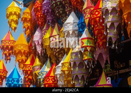 Indiano colore luminoso souvenir e tessuti in vendita Foto Stock