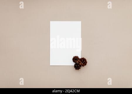 Moderna cancelleria ancora vita. Primo piano della scena del mock-up del biglietto d'auguri vuoto. Sfondo del tavolo marrone. Disposizione piatta, vista dall'alto. Foto Stock