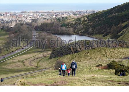 Edimburgo, Scozia, Regno Unito. 21 Feb 2021. Le persone che si godono il sole e all'aperto in Holyrood Park. Credit: Craig Brown/Alamy Live News Foto Stock