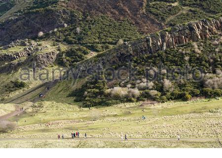 Edimburgo, Scozia, Regno Unito. 21 Feb 2021. Le persone che si godono il sole e all'aperto in Holyrood Park. Credit: Craig Brown/Alamy Live News Foto Stock