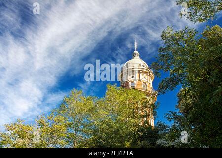 La Torre de las Aguas de Dos Ríos es una torre ottogonal de 53 metros de altura y 10 metros de diámetro, construida con ladrillo viso y piedra natura Foto Stock