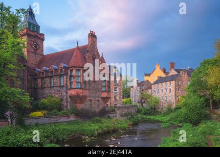 Un cielo colorato e umile al tramonto o all'alba presso lo storico Dean Village del XIX secolo e le acque di Leith a Edimburgo, Scozia. Foto Stock