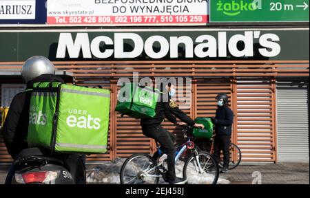 Varsavia, Varsavia, Polonia. 21 Feb 2021. Uber mangia gli uomini di consegna sono visti di fronte ad un ristorante McDonald's il 21 febbraio 2021 a Varsavia, Polonia. Credit: Aleksander Kalka/ZUMA Wire/Alamy Live News Foto Stock