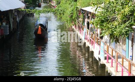 BANGKOK, THAILANDIA - 13 LUGLIO 2019: Canale fluviale asiatico tradizionale. Vista sul tranquillo canale khlong e case residenziali in Siam. Classica e iconica via d'acqua Foto Stock