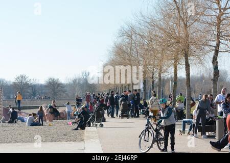 Lahr, Baden-Wuerttemberg, Germania, 21 febbraio 2021: Seepark, parte dello spettacolo orticolo statale del 2018, il primo giorno di primavera. Sul lungomare - a causa del gran numero di persone - le norme sulla distanza e le norme igieniche della corona pandemia sono infrante. Credit: Endrik Baubles/Alamy Live News Foto Stock