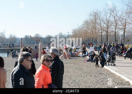 Lahr, Baden-Wuerttemberg, Germania, 21 febbraio 2021: Seepark, parte dello spettacolo orticolo statale del 2018, il primo giorno di primavera. Sul lungomare - a causa del gran numero di persone - le norme sulla distanza e le norme igieniche della corona pandemia sono infrante. Credit: Endrik Baubles/Alamy Live News Foto Stock