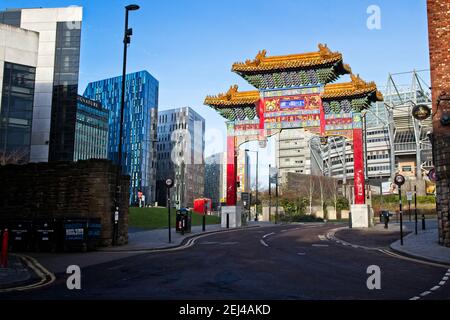 Un gateway dai colori molto luminosi segna l'ingresso all'area di Chinatown di Newcastle Upon Tyne con un'architettura molto moderna sullo sfondo. Foto Stock