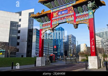 Un gateway dai colori molto luminosi segna l'ingresso all'area di Chinatown di Newcastle Upon Tyne con un'architettura molto moderna sullo sfondo. Foto Stock