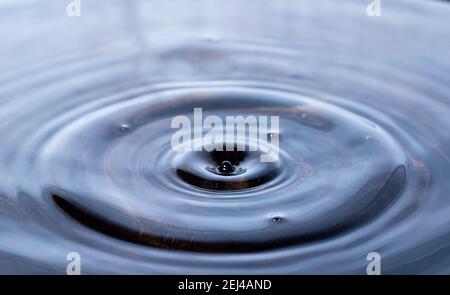 superficie increspata di acqua dopo una caduta Foto Stock