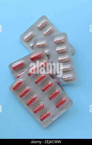 Concetto medico / sanitario: Alcune capsule mediche colorate Foto Stock