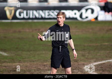 Newport, Regno Unito. 21 Feb 2021. Arbitro Scott Oldham durante la prima metà. EFL football League Two match, Newport County contro Forest Green Rovers al Rodney Parade di Newport, Galles, domenica 21 febbraio 2021. Questa immagine può essere utilizzata solo per scopi editoriali. Solo per uso editoriale, è richiesta una licenza per uso commerciale. Nessun utilizzo nelle scommesse, nei giochi o nelle pubblicazioni di un singolo club/campionato/giocatore. pic by Lewis Mitchell/Andrew Orchard sports photography/Alamy Live news Credit: Andrew Orchard sports photography/Alamy Live News Foto Stock