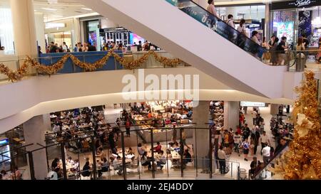 BANGKOK, THAILANDIA - 18 DICEMBRE 2018: Siam Paragon asian centro commerciale interno. Folle di persone sulle scale mobili del centro commerciale. Le persone si affrettano a fare shopping Foto Stock