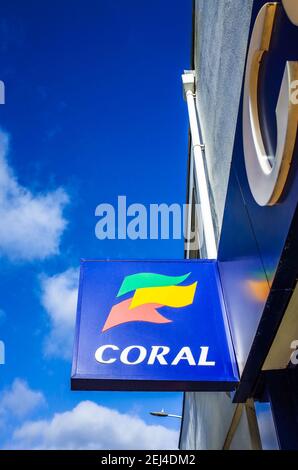 Coral Bookmakers segno contro un cielo blu. La catena Coral di bookmakers e negozi di scommesse è stata fondata da Joe Coral nel 1926. Di proprietà di Entain PLC Foto Stock