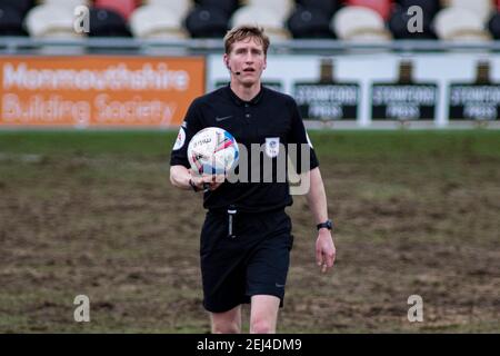 Newport, Regno Unito. 21 Feb 2021. Arbitro Scott Oldham durante la seconda metà. EFL football League Two match, Newport County contro Forest Green Rovers al Rodney Parade di Newport, Galles, domenica 21 febbraio 2021. Questa immagine può essere utilizzata solo per scopi editoriali. Solo per uso editoriale, è richiesta una licenza per uso commerciale. Nessun utilizzo nelle scommesse, nei giochi o nelle pubblicazioni di un singolo club/campionato/giocatore. pic by Lewis Mitchell/Andrew Orchard sports photography/Alamy Live news Credit: Andrew Orchard sports photography/Alamy Live News Foto Stock