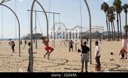 SANTA MONICA, LOS ANGELES CA USA - 28 OTT 2019: Estate in California pacific Ocean Beach estetica, giovani formazione e divertirsi sugli sport gr Foto Stock