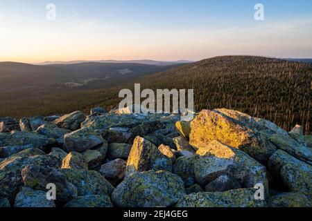 Vista da Lusen, sul retro dell'ex casetta del forestere Breznik, Puerstling Lodge del forestere, Repubblica Ceca, Parco Nazionale della Foresta Bavarese Foto Stock