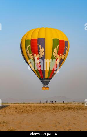 Atterraggio di mongolfiera nel letto asciutto del fiume Irrawaddy, Bagan, Myanmar Foto Stock