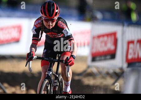 L'olandese Denise Betsema ha ritratto in azione durante la gara d'élite femminile alla gara di ciclocross 'Internationale Sluitingsprijs Oostmalle', domenica 21 febbraio Foto Stock