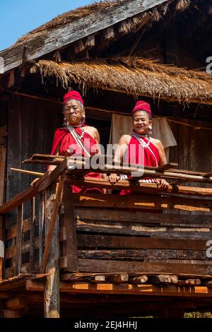 Vecchie donne di Kayan, villaggio di Kayah, zona di Loikaw, stato di Kayah, Myanmar Foto Stock