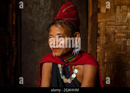 Vecchia donna di Kayan, villaggio di Kayah, zona di Loikaw, stato di Kayah, Myanmar Foto Stock