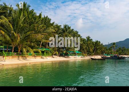 Moken, villaggio gitano di mare su una spiaggia di sabbia bianca, Mergui o Myeik Arcipelago, Myanmar Foto Stock