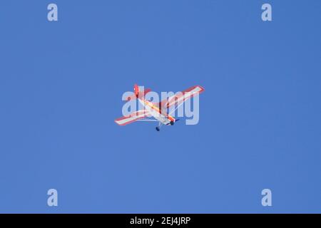 Piccolo aereo privato che vola contro il cielo invernale blu luminoso Foto Stock