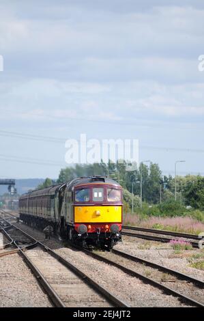 "33029" pilota "TANGMERE" ("34067") su un ECS che opera da Southall a Bristol. Foto Stock