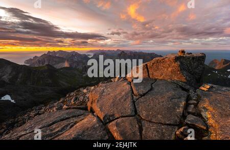 Tramonto con le nuvole drammatiche, vista dalla cima di Hermannsdalstinden, fiordi, laghi e montagne, Moskenesoya, Lofoten, Nordland, Norvegia Foto Stock