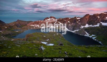 Tramonto con le nuvole drammatiche, escursione a Hermannsdalstinden, laghi Krokvatnet, montagne, Moskenesoya, Lofoten, Nordland, Norvegia Foto Stock