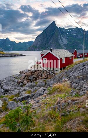 Case tradizionali di palafitte rosse, capanne di pescatori tipici, Reine, Lofoten, Nordland, Norvegia Foto Stock
