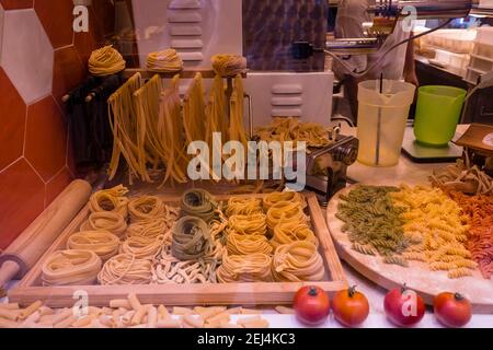 Vetrina con diversi tipi di pasta, pasta italiana, Venezia, Veneto, Italia Foto Stock