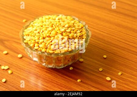 Piselli di piccione spaccati ( Arhar dal ) Dal Toor organico in ciotola Foto Stock