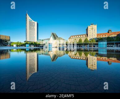 Augustusplatz, City-Hochhaus, Augusteum e Paulinum dell'università, Krochhochhaus, riflesso d'acqua nella fontana dell'opera, Lipsia, Sassonia Foto Stock