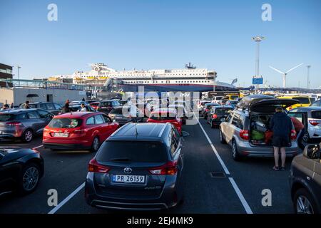 Auto in attesa del traghetto da Hirtshals a Larvik, Danimarca Foto Stock