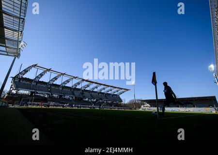 Funzione, ombra. Marc Lorenz (KSC) calcia un angolo, il vecchio stand principale nella demolizione può essere visto sullo sfondo. GES/Calcio/2. Bundesliga: Karlsruher SC - FC Norimberga, 21.02.2021 Calcio: 2 Lega tedesca: Karlsruhe vs Norimberga, Karlsruhe, 21 febbraio 2021 | usage worldwide Foto Stock