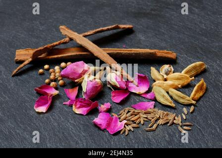 Advieh, mix di spezie, cucina persiana, boccioli di rosa, petali di rosa,  cardamomo, cannella, cumino in polvere, cumino Foto stock - Alamy