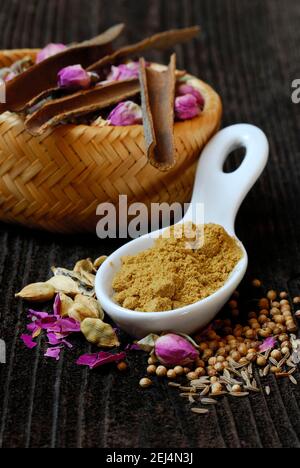 Advieh, mix di spezie, cucina persiana, boccioli di rosa, petali di