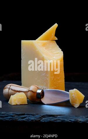 Pezzo di formaggio Sbrinz con tagliaformaggio, formaggio svizzero,  formaggio duro, Svizzera Foto stock - Alamy