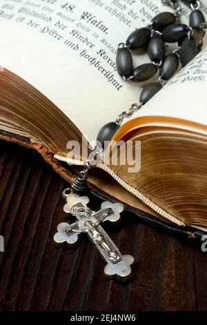 Crocifisso e catena di rosario sulla bibbia, catena di rosario Foto Stock