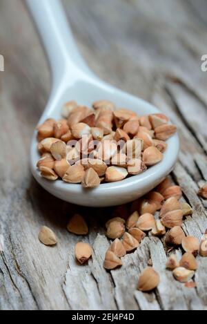 Grano saraceno (Fagopyrum esculentum) , pala in legno Foto Stock