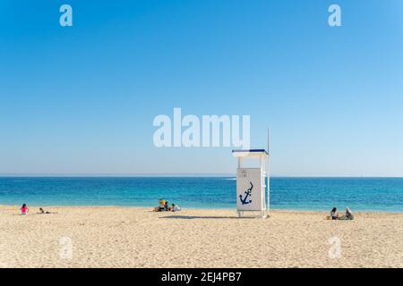 Palmanova, Spagna; febbraio 20 2021: Vista generale della spiaggia della località di Palmanova in una giornata di sole, con le famiglie che si godono la buona wea Foto Stock