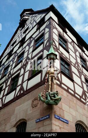 Statua di San Giorgio con il Drago, Albrecht Duerer, Albrecht Duerer House, Pilatus House, Norimberga, Franconia, Baviera, Germania Foto Stock