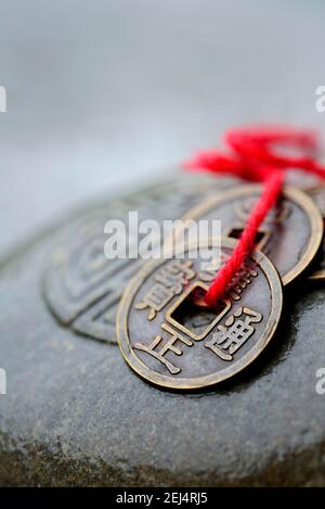 Monete fortunate cinesi su pietra con foca, Feng Shui Foto Stock