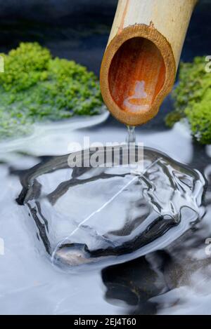 Fontana giapponese, di canna di bambù Foto Stock
