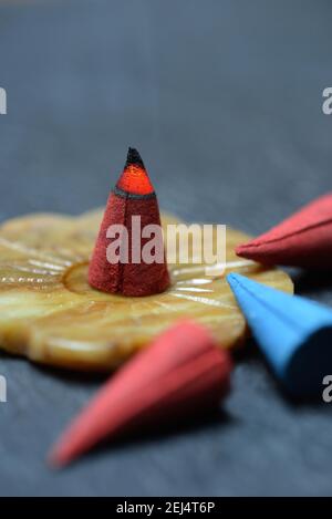 Tradizionali coni di incenso colorati naturali da vicino su sfondo beige  Foto stock - Alamy