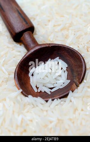 Il riso Basmati in cucchiaio di legno Foto Stock