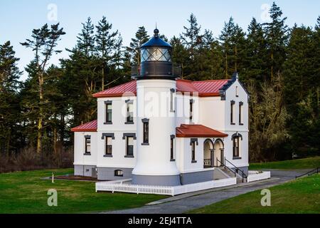 Il faro di admiralty Head con i classici boschi del Pacifico nord-occidentale dietro di esso su Whidbey Island. Foto Stock