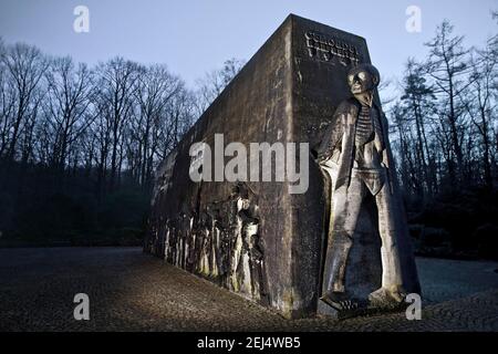 Memorial Bittermark, in serata, l'artista Karel Niestrath e architetto Will Schwarz, Dortmund, Ruhr zona, Nord Reno-Westfalia, Germania Foto Stock