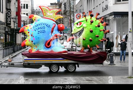 Nonostante il carnevale sia stato annullato a causa di Corona, il costruttore di galleggianti Jacques Tilly invia un paio di galleggianti tema attraverso il quasi vuoto Duesseldorf su Foto Stock