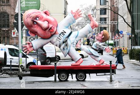 Nonostante il carnevale sia stato annullato a causa di Corona, il costruttore di galleggianti Jacques Tilly invia un paio di galleggianti tema attraverso il quasi vuoto Duesseldorf su Foto Stock